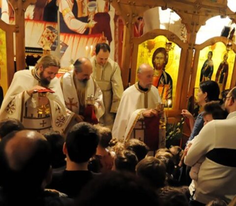 liturghie-la-parohia-sfanta-parascheva-paris